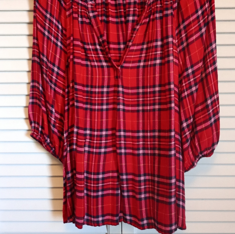 ππ Like New - Crown & Ivy Christmas Plaid V-Neck 3/4 Sleeve Blouse (2X)ππ - Picture 4 of 10